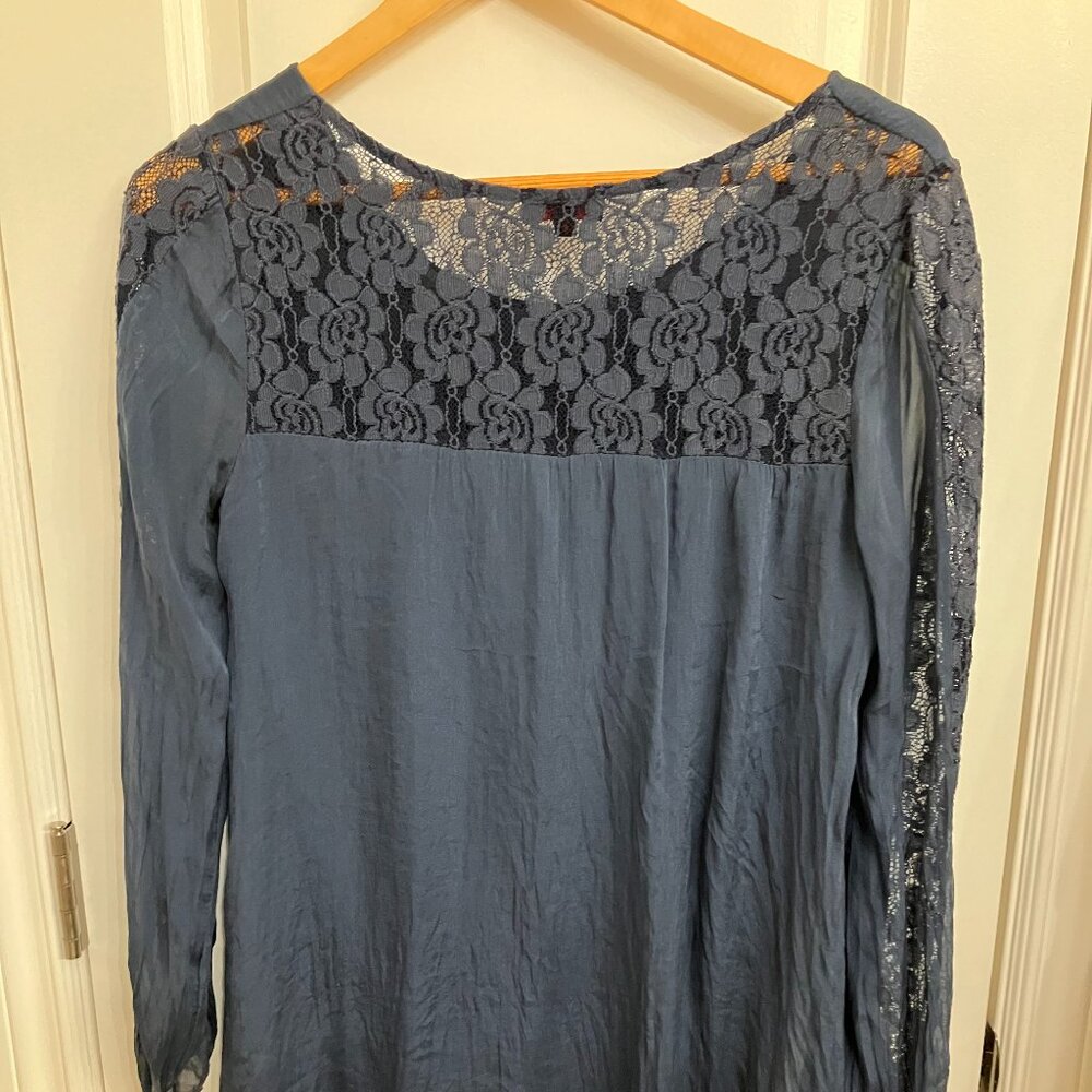 Long-sleeve blue shift dress